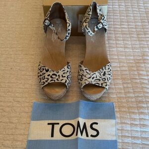 New TOMS Women's Snow Leopard Burlap Platform Wedge Sandals, Size 8